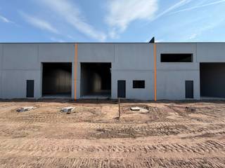 Instapklare, strategisch gelegen nieuwbouw bedrijfsunit (300 m²) te Wingene.<br /><br />Bent u op zoek naar de perfecte uitvalsbasis voor uw onderneming? Deze gloednieuwe bedrijfsunit van 300 m² in Wingene, combineert een moderne infrastructuur met een absolute toplocatie. Dankzij de strategische ligging bent u in amper 5 minuten op de E40 (op- en afrit Beernem) – een enorme troef voor uw klanten, leveranciers en medewerkers.<br /><br />Met een indrukwekkende vrije hoogte van 6,85 meter is deze multifunctionele ruimte uitermate geschikt voor opslag, productie, logistiek of ambachtelijke activiteiten.<br /><br />Waarom dit de ideale match is voor uw bedrijf:<br />- Ruimte & Hoogte: 300 m² oppervlakte met een vrije hoogte van 6,85 m.<br />- Topbereikbaarheid: Slechts 5 minuten rijden van de E40 (Beernem).<br />- Comfort & Uitstraling: Moderne, kwalitatieve afwerking inclusief een automatische sectionaalpoort, loopdeur, toilet en uitgietbak.<br />- Voorzieningen: Stads- en regenwater, elektriciteit.<br />- Parkeergelegenheid: Inclusief 2 privatieve parkeerplaatsen.<br /><br />Praktische info:<br />- Beschikbaarheid: Vanaf 01/09/2026.<br />- Kosten: Onroerende voorheffing is ten laste van de huurder.<br /><br />Interesse in deze unieke kans? Neem vandaag nog contact met ons op voor meer informatie of een bezoek ter plaatse! 0470 50 50 50