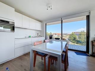 Op zoek naar comfortabel en zorgeloos wonen aan de kust? Deze moderne assistentiewoning (hoekappartement) combineert rust, luxe en een ideale ligging vlak bij het centrum én het strand van Sint-Idesbald. Het appartement beschikt over twee volwaardige slaapkamers, ruime en zonnige terrassen, en is volledig instapklaar afgewerkt. Perfect voor wie meteen wil genieten van zijn nieuwe thuis zonder extra zorgen. De residentie biedt bovendien tal van extra faciliteiten die uw wooncomfort naar een hoger niveau tillen: een volledig uitgeruste fitnessruimte, een wellness met ontspanningsmogelijkheden en een gezellige bibliotheek om in alle rust te lezen of anderen te ontmoeten. Res. 't Zout 0201