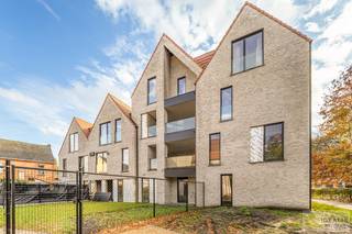 PRACHTIG INSTAPKLAAR NIEUWBOUWAPPARTEMENT MET AUTOSTAANPLAATS EN KELDERBERGING MIDDEN IN HARTJE LOMMEL, EEN AANGENAME LEEFRUIMTE MET OPEN KEUKEN...