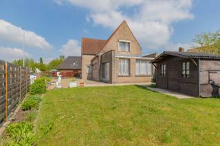 EERSTE KIJKDAG ZON. 10/05/26 VANAF 10U (op afspraak!! 053/60.65.60!!)LEDE – Te renoveren woning met 2 (mogelijk 3) slaapkamers, garage en tuin op...