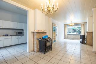 <h3><span>Te renoveren woning met groot potentieel, tuin én zolder te Bornem</span></h3><p><span>Op een rustige ligging in de </span><span>Kapelstraat 49 te Bornem</span><span> vinden we deze </span><span>te renoveren woning met uitzonderlijk potentieel</span><span>.</span></p><p><span>Dit pand was oorspronkelijk ingericht als </span><span>tweewoonst</span><span>, maar wordt vandaag aangeboden als </span><span>één woning</span><span>, wat tal van mogelijkheden biedt voor zowel </span><span>eigen bewoning als investering</span><span>.</span></p><h3><span> </span></h3><h3><span>Troeven &amp; mogelijkheden</span></h3><ul><li><span>Totaalrenovatie</span><span> volledig naar eigen smaak en normen af te werken </span></li><li><span>Voormalige tweewoonst</span><span>: mogelijkheid opnieuw op te splitsen </span></li><li><span>Mogelijkheid tot creatie van 2 appartementen</span><span> </span><span>(mits voorzien van parkeerplaatsen en conforme vergunning)</span><span> </span></li><li><span>Gangstructuur reeds deels gescheiden</span><span> ideaal voor opsplitsing </span></li><li><span>Enorme zolderruimte</span><span> met tal van mogelijkheden (extra kamers, studio, hobbyruimte) </span></li></ul><h3><span> </span></h3><h3><span>Buitenruimte</span></h3><ul><li><span>Grote tuin</span><span> zeldzaam en een absolute meerwaarde</span></li></ul><p><span>=> Perfect voor gezinnen of om extra woonkwaliteit te creëren </span></p><h3><span> </span></h3><h3><span>Ideaal voor:</span></h3><ul><li><span>Investeerders die willen </span><span>ontwikkelen of opsplitsen</span><span> </span></li><li><span>Kopers die een woning volledig naar eigen smaak willen </span><span>renoveren</span><span> </span></li><li><span>Projectontwikkelaars die zoeken naar </span><span>rendabele opportuniteiten</span><span> </span></li></ul><p><span> </span></p><p><span>Renovatieplicht van toepassing.</span></p><p><span> </span></p><p><span>Vrijblijvend advies met gratis schatting van uw eigendom? Neem gerust contact met ons op! </span></p><p><span> </span></p><p><span> </span></p>