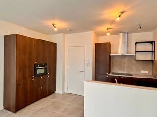 In het centrum van Eernegem bevindt zich deze ruime nieuwbouwwoning, ideaal voor wie graag centraal én energiezuinig woont. Winkels, scholen, horeca en andere dagelijkse voorzieningen bevinden zich op korte afstand.<br /><br />De woning biedt een aangename, lichtrijke leefruimte met aansluitend een mooie, volledig geïnstalleerde open keuken. Met maar liefst 4 volwaardige slaapkamers en 2 badkamers is er volop ruimte voor het hele gezin. Ook aan praktische opbergruimte is gedacht, met 3 bergingen en een afzonderlijke fietsenberging.<br /><br />Buiten geniet je van een tuin met ruim terras. Daarnaast is er een afzonderlijke garage aanwezig, wat zorgt voor extra parkeer- en opbergruimte.<br /><br />Kortom, een ideale gezinswoning voor wie op zoek is naar ruimte, energiezuinig wonen en een centrale ligging, aangevuld met een eigen tuin én garage.<br /><br />Benieuwd naar deze nieuwbouwwoning? Neem contact op met Ward via 0470 20 66 88 en plan jouw bezoek!