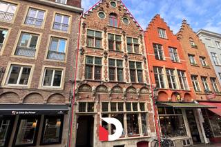Dit gezellige gelijkvloerse appartement geniet van een uitstekende ligging in het centrum van Brugge. Bij de renovatie werden de authentieke elementen zorgvuldig behouden, waardoor het appartement een warme en karaktervolle uitstraling heeft. Daarnaast beschikt het over een aangename buitenruimte met een gezellig tuintje en een deels overdekt terras.<br /><br />De woning omvat een sfeervolle leefruimte, een praktische kastberging, een volledig ingerichte keuken, een slaapkamer en een badkamer voorzien van een douche, toilet en lavabomeubel.<br /><br />Dankzij de centrale ligging bevinden winkels, openbaar vervoer en tal van andere voorzieningen zich op wandelafstand. Het appartement werd recent gerenoveerd, is instapklaar en voorzien van verlichtingsarmaturen.<br /><br />Een ideale woonst voor wie op zoek is naar charme, comfort en een unieke locatie in het historische hart van Brugge.<br /><br />EPC: 424 kWh/m². Gemeenschappelijke kosten: 40/maand. Plan eenvoudig uw bezoek via onze website: www.delbecque.immo.