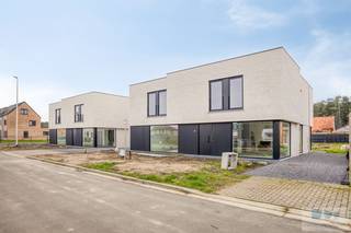 In een residentiële verkaveling te Laakdal, bevindt zich dit energiezuinig nieuwbouwproject bestaande uit 4 halfopen bebouwingen met modern...