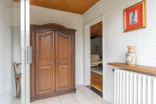 <span><strong>Te renoveren laagbouwwoning met tuin en inpandige garage te Vosselaar</strong><br />3 slaapkamers | Zuidwest georiënteerde tuin | Inpandige garage | Top locatie!<br /><br /><strong>Omschrijving:</strong><br />Deze ruime laagbouwwoning bevindt zich op wandelafstand van de Konijnenberg en op fietsafstand van het centrum van Vosselaar!<br /><br />We betreden de woning via de inkomhal, dewelke uitgeeft op de zéér ruime en lichtrijke woonkamer. Deze omvat een zitruimte vooraan, een eetkamer en een extra zitruime achteraan. Dit biedt mogelijkheden voor een bureauruimte, speelhoek, .... De woonkamer geniet van een gezellige kachel en warme parketvloer. Aansluitend bevindt zich de volledig uitgeruste keuken met toegang tot de zij-ingang en een apart toilet. <br /><br />Via de nachthal betreden we de 3 volwaardige slaapkamers en de badkamer, uitgerust met een douche en meubel met wastafel. Tevens beschikt deze laagbouwwoning over een inpandige garage, met voorziening voor wasmachine.<br /><br />Als extra is de woning voor een groot deel onderkelderd en verder voorzien van kruipkelder. <br /></span><span>Ten slotte geniet men van een aangename zuidwest georienteerde tuin met praktische tuinberging.<br /><br /><strong>Algemeen:</strong><br />- Verwarming op gas<br />- Groot deel onderkelderd + kruipkelder<br />- Nabij centrum en Konijnenberg!<br />- EPC: F-label (renovatieverplichting)</span>
