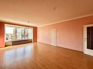 <p><span>Appartement CA 100m² in het centrum van Antwerpen -Charlottalei 14 op 6de verdieping met een mooi en panoramisch zicht.</span></p><p><span> Omvatten: Living, 2 Slaapkamers, Volledig geïnstalleerde keuken, 1 douchekamer + WC. 1 Badkamer met ligbad + WC. Inkomhal met gepantserde deur, 1 individueel kelderkamer op het -1 verdieping. Een terras </span></p><p><span>Troeven: Vensters - Dubbel glas </span></p><p><span>1 appartement per verdieping</span></p><p><span>Elektriciteit - conform.</span></p><p><span>Dak geïsoleerd.</span></p><p><span>Zeer gunstig gelegen aan het Stadspark, dicht bij scholen, winkels, centraal station, en openbaar vervoer, loopafstand van de stad. </span></p><p><span>Het appartement is in goede staat, klein verfrissing nodig (schilderwerk) </span></p><p><span>Een ideale investering, perfect geschikt als comfortabele woonst of als rendabele opbrengst eigendom.</span></p><p><span><br /> </span></p>