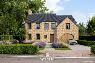 Voor meer info en foto’s, surf naar www.swevers.be – In de Vaartstraat in Zonhoven bevindt zich deze ruime bouwgrond van maar liefst 23a 83ca. Dankzij de royale afmetingen, residentiële ligging en goede bereikbaarheid biedt dit perceel heel wat mogelijkheden voor wie zijn toekomstige woonplannen wil realiseren. Met een perceelbreedte van 22,40 meter en een diepte van circa 111 meter is er volop ruimte voor een woning met een ruime tuin. Bebouwing is mogelijk onder voorbehoud van het verkrijgen van de nodige vergunningen. Daarnaast kan het perceel mogelijk verkaveld worden voor twee halfopen bebouwingen, eveneens onder voorbehoud van een stedenbouwkundige vergunning. Voor toekomstige bebouwing gelden onder meer een voortuinstrook van minimaal 5 meter, minstens 3 meter afstand tot de zijdelingse perceelsgrenzen en een maximale bouwdiepte van 15 meter op het gelijkvloers en 12 meter op de verdieping. De maximale footprint bedraagt 40%. Op het perceel staat bovendien een asbestvrije paardenstal. In afwachting van eventuele bouwplannen kan de grond hierdoor uitstekend als weide gebruikt worden. De ligging is bijzonder praktisch: het centrum, winkels en horeca bevinden zich op circa 1 km, scholen op 700 meter en de snelweg op slechts 1,6 km. Zo combineert u rustig wonen met een vlotte bereikbaarheid. Voor meer informatie, bel 011 255 155.