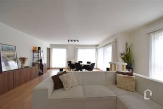 <p><span>Prachtig, recent duplex-appartement nabij centrum Nazareth</span></p><p><span> </span></p><p><span>Het appartement is gelegen vlakbij het dorpscentrum van Nazareth. Het bevindt zich nabij verschillende, grote invalswegen. Via de N60 heeft u een vlotte verbinding naar Gent en Oudenaarde, daarnaast bevindt het zich op 5 min rijden van de autostrade (E17). Op wandelafstand van openbaar vervoer, winkels, apotheker, centrum Nazareth, ... Rondom het kerkplein van Nazareth zijn tal van leuke, lokale winkels en handelaars voor een echte dorpsbeleving.</span></p><p><span> </span></p><p><span>Vooraan het gebouw zijn er 2 parkeerplaatsen voorzien voor het appartement. Het appartement maakt onderdeel uit van een mini residentie met maar 1 ander appartement, op het gelijkvloers.</span></p><p><span>Het appartement heeft een aparte inkomdeur op het gelijkvloers, welke rechtstreeks toegang geeft naar de eerste verdieping. Op de eerste verdieping bevindt zich een ruime inkomhal, een apart toilet, een grote berging met aansluitingen voor wasmachine en droogkast. Verder is er een prachtige ruime leefruimte, met natuurlijk licht langs alle kanten, en een aansluitend zuid-gericht terras. De keuken is voorzien van alle comfort en toestellen. Ze is ook voldoende ruim om een ontbijthoekje te plaatsen.</span></p><p><span>Tussen de leefruimte en keuken, bevindt zich de trap naar de duplex verdieping van het appartement. Op de 2de verdieping bevinden zich 3 ruime slaapkamers, een apart toilet met douche, alsook een badkamer met ligbad en dubbele lavabo in meubel.</span></p><p><span> </span></p><p><span>Met z'n 150 m² bewoonbare oppervlakte, is dit een prachtig leef-appartement en door zijn schitterende ligging is dit ideaal voor een koppel, of een klein gezin.</span></p><p><span> </span></p><p><span>Beschikbaar: 01/12/2026</span></p><p><span>EPC: 144 kWh/m²jaar</span></p><p><span>Provisie: geen</span></p><p><span>Nutsvoorzieningen: apart aan te gaan door huurder (water, gas, elektriciteit, telecom)</span></p><p><span> </span></p><p><span>Pluspunten:</span></p><p><span>+ Groot lichtrijk appartement (+ 150 m² bewoonbaar)</span></p><p><span>+ Zuid-gericht terras</span></p><p><span>+ 2 Staanplaatsen vooraan</span></p><p><span>+ 3 ruime slaapkamers</span></p><p><span>+ Aparte doucheruimte</span></p><p><span>+ Praktische berging</span></p>