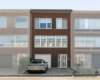 <p><span>A move-in-ready ground-floor apartment with 3 to 5 bedrooms on a quiet street in Ekeren!</span></p><p><span> </span></p><p><span>We enter the home through the spacious entry hall. From the entry hall, we access the garage and then two rooms that are currently set up as a pantry and laundry room but could easily be converted into two bedrooms. There’s also a guest restroom here.</span></p><p><span>The utility room provides access to the cozy south-facing garden.</span></p><p><span> </span></p><p><span>The first floor features the spacious living area and the kitchen. The kitchen opens onto the terrace. </span></p><p><span> </span></p><p><span>On the second floor, there are three spacious bedrooms and the bathroom.</span></p><p><span> </span></p><p><span>The home was completely renovated in 2016. </span></p><p><span> </span></p><p><span>EPC B 200</span></p><p><span> </span></p>