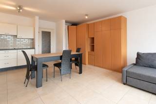 Zeer aangename en ruime studio op de zesde verdieping in rustige residentie.<br />Mooie lichtrijke woonkamer met een prachtig zicht op hinterland.<br />Open keuken met alle nodige comfort<br />Slaapgedeelte met kastbed en zetelbed voor telkens 2 personen<br />Moderne badkamer met douche, lavabo en toilet. <br />Voor meer info contacteer ons op info@becue.be of op het nummer 059.30.13.62