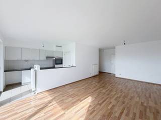 <strong>MOLENBEEK-SINT-JAN: Mooi appartement van ±96 m² op de 3e verdieping, bestaande uit: een lichte woonkamer van ±26 m² die uitkomt op een groot terras van ±9 m² op het zuidoosten, een ingerichte keuken (oven, kookplaten, afzuigkap, koelkast, diepvriezer en ruimte voor een vaatwasser), wasruimte, overloop naar de slaapkamers, toilet, doucheruimte, een slaapkamer van ±11 m² met balkon, een slaapkamer van ±16 m² met aangrenzende badkamer en een balkon, kelder nr°10 en parkeerplaats n°40 inbegrepen. Kosten: forfaitair bedrag van 100 €/maand inclusief gemeenschappelijke kosten. Warm water en verwarming via het bedrijf HMS+, eenmalige verhuiskosten van 50 € en 130 €/jaar voor een aansprakelijkheidsverzekering. EPC B-. Direct beschikbaar.</strong><br /><br /><span>Op de 3e verdieping, bereikbaar met de lift:</span><br /><br />- Lichte woonkamer van ±26 m²<br />- Terras van ±9 m² op het zuidoosten<br />- Ingerichte keuken (oven, kookplaten, afzuigkap, koelkast, vriezer en aansluiting voor vaatwasser)<br />- Wasruimte<br />- Slaapgedeelte<br />- Toilet<br />- Doucheruimte <br />- Slaapkamer van ±11 m² met balkon<br />- Slaapkamer van ±16 m² met aangrenzende badkamer en balkon<br /><br />Kelder n°10 en parkeerplaats n°40 inbegrepen.