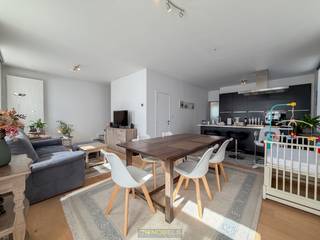 Deze GEZELLIGE WONING geniet van een RUSTIGE en tegelijk GUNSTIGE LIGGING, vlakbij het STATION, BELANGRIJKE VERBINDINGSWEGEN (N60) en...