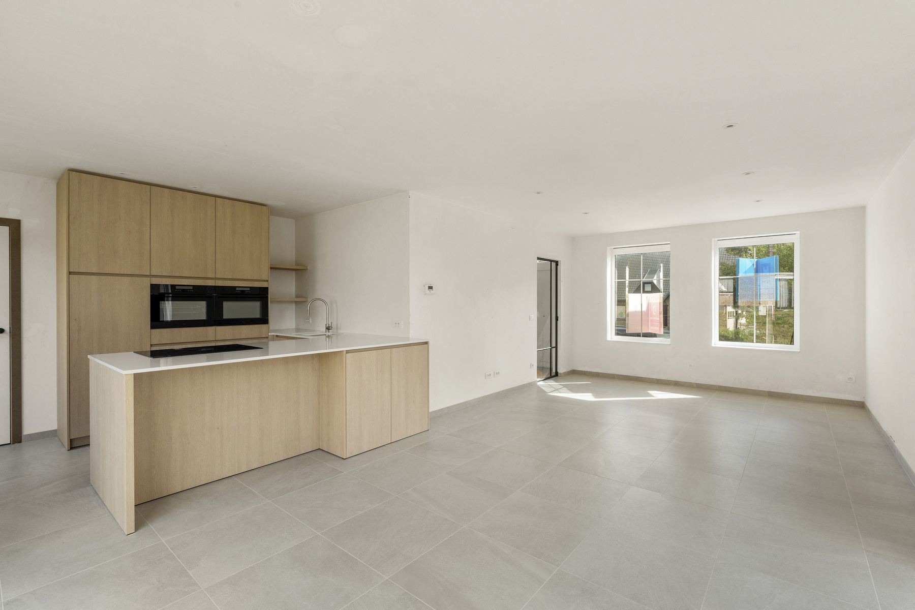 Afgewerkte alleenstaande nieuwbouwwoning met inpandige garage én zonnige tuin - foto 1