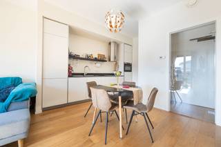 ETTERBEEK - Kom in het hartje van de Europese wijk, in het prestigieuze gebouw “The One”, dit mooie gemeubelde appartement met 1 slaapkamer...