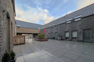 <p><span>Dit recent appartement ligt aan de Kiezelweg in Veldwezelt (Lanaken). Door de centrale ligging heeft het appartement een zeer goede bereikbaarheid met zowel Maastricht (NL) als Lanaken centrum en Bilzen-Hoeselt. Scholen, supermarkten en voorzieningen voor openbaar vervoer bevinden zich in de nabije omgeving. <br /><br />Het appartement dateert van 2017 en is up-to-date qua technieken. Zo is er vloerverwarming op de gelijkvloerse verdieping en de badkamer, en beschikt de woning over 9 zonnepanelen (1925 Wp). Daarbij hebben de eigenaars in 2024 airco's geplaatst in de woon- en slaapkamer. Verder heeft het appartement een bruikbare vloeroppervlakte van 143,41m² met drie slaapkamers. Tot slot is het appartement voorzien van veel bergruimtes. Zo is er een ruime zolder en een kelderberging met aansluitend een garage aanwezig. </span><span><br /><br />Pluspunten van het appartement:</span></p><p><span>- Goede bereikbaarheid met Maastricht (NL), Lanaken centrum en Bilzen-Hoeselt;</span></p><p><span>- scholen, supermarkten en bushaltes in nabije omgeving; </span></p><p><span>- energiezuinig (EPC label B): o.a. vloerverwarming, zonnepanelen en airco's aanwezig; </span></p><p><span>- bruikbare vloeroppervlakte van 143,41m²;</span></p><p><span>- het appartement beschikt over drie ruime slaapkamers; </span></p><p><span>- terras op het zuiden georiënteerd; </span></p><p><span>- aanwezigheid zolder, ruime berging en garage + parking voor gasten; </span></p><p><span>- waterontharder;</span></p><p><span>- elektriciteit conform; </span></p><p><span>- lage gemeenschappelijke kosten: € 85. <br /><br />Wilt u het appartement bezoeken of wenst u meer informatie te ontvangen? Neem dan gerust contact op via Iris@jemar.be of 0483110875.</span></p>