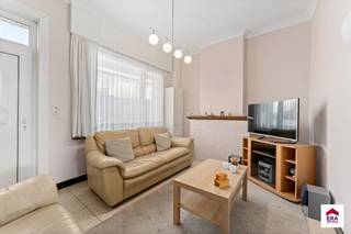 rong&gt;Instapklare woning met mog. tot 3 slaapkamers en garage met uitweg. Ligging: nabij openbaar vervoer, scholen, onmiddellijke verbinding naar...