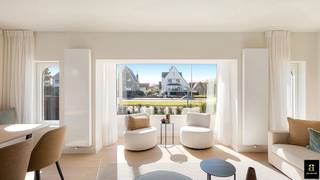 Op een uitmuntende locatie te Duinbergen, op een zucht van het strand en de duinen, bevindt zich deze hoogwaardig gerenoveerde koppelvilla. De eigendom combineert een ideale ligging (wandelafstand van strand) met een afwerkingsgraad die getuigt van oog voor detail en modern comfort. <br /><br />Indeling: Bij het binnenkomen wordt u verwelkomd in een elegante inkomhal die de sfeervolle zithoek aan de straatzijde scheidt van de open leefkeuken aan de tuinzijde. Deze keuken is verfijnd afgewerkt met eiken fineer en volledig uitgerust met kwalitatieve toestellen en dubbele ovens. De villa beschikt over vijf volwaardige slaapkamers, allen voorzien van riante maatkasten. De master suite geniet van een luxueuze ensuite badkamer met ligbad, inloopdouche en toilet; daarnaast zijn er nog drie extra badkamers aanwezig. <br /><br />Airconditioning en elektronische rolluiken garanderen een optimaal wooncomfort. De woning is volledig onderkelderd en beschikt over een garage met een extra douche, ideaal na een dag aan zee. Op het eigen terrein is parkeergelegenheid voor 4 à 5 wagens. Technisch is de villa uitgerust met nieuwe aluminium ramen, een alarmsysteem en een regenwaterput. <br /><br />Een ideale pied-à-terre voor de hele familie een absolute toplocatie.