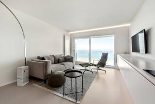 Subliem appartement tussen het Albertplein en de Wandeldijk te Knokke-Zoute.<br />Een slaapkamer met dubbel opklapbed en annex een slaapkamertje met stapelbed. Douchekamer. <br />De living is mooi strak en lichtrijk dankzij het groot vensterraam met terras. <br />Keuken is praktisch en heel mooi afgewerkt. <br />Privatieve kelder in de benedenverdieping!<br /><br />Mogelijkheid tot aankoop van een staanplaats IN de residentie voor een niet al te hoge wagen aan 55.000€ <br /><br />Voor meer informatie of een bezoek ter plaatse, gelieve contact op te nemen met Tine Vandenberghe: T: 0497 53 45 29 of info@Tine.immo <br /> 