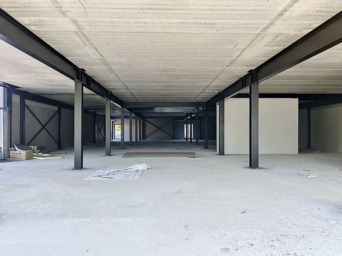 Spacious commercial building (935 m²) for rent in Ghent - photo 4