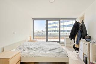 <p>Dit lichtrijke appartement in Kessel-Lo bevindt zich op een toplocatie in Park Belle-Vue, op wandelafstand van het station en het centrum van Leuven. Gelegen op de 2de verdieping geniet je hier van een open gevoel, veel natuurlijk licht en een prachtig zicht over Leuven stad.</p><p>Bij het binnenkomen valt meteen de ruime open leefruimte op. De indeling voelt aangenaam en praktisch aan, met voldoende plaats voor een gezellige zithoek en eetruimte. De volledig ingerichte hedendaagse keuken sluit mooi aan bij de leefruimte en maakt van dit appartement een comfortabele thuis voor wie graag centraal woont zonder in te boeten aan rust en uitzicht.</p><p>Het appartement beschikt verder over een aparte slaapkamer, een badkamer, een afzonderlijk toilet en een praktische wasruimte. Alles is logisch ingedeeld, waardoor de beschikbare ruimte efficiënt wordt benut. Dankzij de hoge ligging en de vele lichtinval krijgt het appartement een luchtig en aangenaam karakter.</p><p>Hoewel er geen private buitenruimte werd vermeld, biedt het prachtige zicht op Leuven stad een sterke meerwaarde. Bovendien zijn een autostaanplaats en fietsenstalling inbegrepen in de prijs, wat op deze locatie een bijzonder praktische troef is.</p><p>De ligging is zonder twijfel één van de grootste sterktes. Park Belle-Vue in Kessel-Lo combineert een vlotte bereikbaarheid met de nabijheid van Leuven. Je wandelt naar het station, het stadscentrum, winkels, horeca en andere voorzieningen. Ideaal voor wie centraal, praktisch en comfortabel wil wonen.</p><p>Heb je interesse en wil jij als eerste de kans grijpen om deze aantrekkelijke woning te ontdekken? We trappen onze verkoop af met een exclusieve “Avant-Première” op woensdag 20 mei om 16u. Plan nu jouw bezoek via de paarse ‘Maak nu een afspraak’ knop op onze website. De richtprijs bedraagt 349.000,- euro. De biedingstermijn loopt tot en met vrijdag 22 april om 21:00 uur. Bekijk het Avant-première reglement onder downloads.</p>