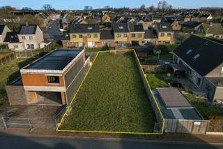 Rustig gelegen perceel bouwgrond van 487 m² voor halfopen bebouwing (koppelbouw). Ideaal voor het realiseren van een ruime gezinswoning met 2 bouwlagen.<br />De bouwvoorschriften laten een bouwdiepte van 20 m op het gelijkvloers en 15 m op de verdieping toe, met een vrije dakvorm in harmonie met de naastliggende woning. Er geldt een afstand van 3 m tot de zijperceelgrens en 5 m tot de voorperceelgrens. Daarnaast is een bijgebouw mogelijk tot 30 m² (1 bouwlaag, plat dak).<br />Interessante opportuniteit om uw woning te realiseren op een mooi perceel in een aangename omgeving.<br />Wg, Gvg, Gvkr, Vv, Gmo ~ Ref. MI24190