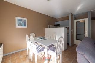 Op zoek naar een ideale uitvalsbasis voor een geslaagde vakantie aan zee? Dan is deze studio precies wat u zoekt! Gelegen aan de zuidkant van de Franslaan, geniet u hier van een aangename lichtinval en een ruim terras waar u volop van de zon kan genieten.<br /><br />Het gebouw zelf is zéér stevig en werd de laatste jaren op verschillende vlakken vernieuwd: de gevel, de inkomhal, de gangen,... stuk voor stuk werden ze onder handen genomen. Een mooie garantie voor de toekomst!<br /><br />Dankzij de centrale ligging in Nieuwpoort bevindt u zich hier binnen enkele stappen van winkels, restaurants en uiteraard het strand. De studio zelf beschikt over een handige slaaphoek, waardoor u hier op een compacte maar functionele manier kan verblijven.<br /><br />Kortom: een leuke studio op een fantastische locatie, ideaal voor wie een vaste stek aan zee zoekt. <br /><br />EPC: 142.