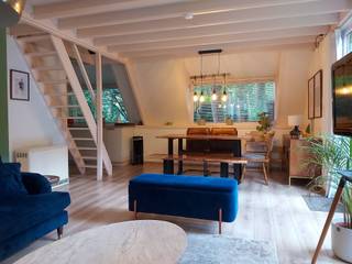 <p><span>Op het recreatiedomein Sonnevijver te Rekem stellen wij u met plezier deze vakantiewoning voor!</span></p><p><span> </span></p><p><span>Deze vakantiewoning is ideaal gelegen voor liefhebbers van natuur en beweging, met het prachtige Nationaal Park Hoge Kempen vlakbij. Hier geniet u van uitgestrekte wandel- en fietsroutes in een unieke omgeving. Bovendien biedt het domein zelf een bijzondere troef: een afgesloten privémeer met exclusief strand, enkel toegankelijk voor bewoners. Perfect om te zwemmen, suppen, vissen of gewoon te ontspannen aan het water. En dat alles op korte afstand van het bruisende Maastricht.</span></p><p><span> </span></p><p><span>Deze fantastische chalet die wij u mogen aanbieden, beschikt gelijkvloers over een mooie, lichtrijke woonkamer en de keuken is comfortabel uitgerust met o.a. een oven, inbouwkoelkast, kookplaat met dampkap en spoelbak. </span></p><p><span>Er bevindt zich 1 slaapkamer gelijkvloers, alsook de badkamer die uitgerust is met een toilet, wastafel en douche. <br />Op de verdieping zijn nog twee volwaardige slaapkamers en een handig overloopje als extra bergruimte. </span></p><p><span> </span></p><p><span>Buiten is het minstens even aangenaam vertoeven: via het grote schuifraam bereikt u het ruime terras en de prachtige tuin, die veel privacy biedt en uitnodigt tot ontspannen en genieten!</span></p><p><span> </span></p><p><span>Een aparte buitenberging biedt extra opslagruimte en beschikt over een aansluiting voor de wasmachine.</span></p><p><span> </span></p><p><span>Pluspunten:</span></p><p><span> </span></p><p><span>- 3 slaapkamers, waarvan 1 gelijkvloers</span></p><p><span>- Elektriciteit vernieuwd in 2025 en conform</span></p><p><span>- Pelletkachel vernieuwd in 2022 </span></p><p><span>- Elektrische boiler vernieuwd in 2026</span></p><p><span>- Inboedel mogelijk over te nemen</span></p><p><span> </span></p><p><span>Bijzonderheden:</span><span><br /><br /></span></p><p><span>- Erfpachtvergoeding: Definitieve van 2025 €3235,14 en voorlopige van 2026 €3374,06 (indexeerbaar). </span></p><p><span>- Beheersvergoeding: Definitieve van 2025 €691.65/jaar en voorlopige van 2026 €721.35 (incl. 21% BTW indexeerbaar). </span></p><p><span>- Op de koopsom komt er een 5% registratierechten overdracht erfpacht (+-€5.450), alsook een cumulatieve waarde van 5% op de waarde van de resterende erfpacht (+-€8603;85, onder voorbehoud van fouten, de notaris maakt de definitieve afrekening steeds!)</span></p><p><span>- Geen domicilie mogelijk.</span></p><p><span>- Geen hypothecair krediet mogelijk.</span></p><p><span> </span></p><p><span>BEZOEKEN KUNNEN INGEPLAND WORDEN VANAF 17/08!</span></p><p><span> </span></p><p><span>Wij gaan graag met u ter plaatse kijken! U kan hiervoor een afspraak maken op het nummer 0484.35.70.31 of via mail naar diana@jemar.be!</span></p><p><span> </span></p><p><span>“Dit pand is onderhevig aan de renovatieverplichting die door de Vlaamse overheid wordt opgelegd voor residentiële gebouwen. Consulteer voor meer informatie de website van het Vlaams Energie- en Klimaatagentschap via <span>https://www.energiesparen.be/renovatieverplichting-residenti%C3%ABle-gebouwen-2023</span></span><span>”</span></p><p><span><br /><br /></span></p>