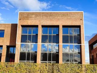 Fantastisch gelegen instapklare <strong>kantoorruimte </strong>met een oppervlakte van <strong>275 m². </strong>De kantoorruimte bevindt zich op de tweede verdieping van het kantorencomplex <strong>"Clinton Park"</strong> en is voorzien van alle hedendaagse voorzieningen zoals: inbouwspots of TL verlichting, kitchenette, data via vloerdozen, verwarming en koeling via HVAC. De ruimte is ingericht met verschillende vergaderzalen en open-space kantoren. Toegang tot het complex via een badgesysteem. Ruime parkeermogelijkheden.<br /><br />Centraal gelegen op een zichtlocatie langs de Rijksweg te Roeselare. Vlot bereikbaar via de E403 afrit Roeselare - Beveren.<br />Contacteer <strong>PANORAMA B2B</strong> voor bijkomende inlichtingen of een vrijblijvend plaatbezoek <strong>0476 215 115</strong>.