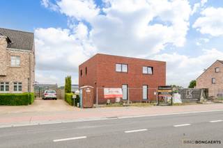 Deze volledig afgewerkte woning combineert hedendaags comfort met energiezuinig wonen. Er is een mogelijkheid tot aankoop aan 6% btw in plaats van 21% btw (mits voorwaarden), wat dit project extra interessant maakt.<br /><br />INDELING WONING<br />Inkomhal, leefruimte met open keuken, toilet, berging/wasplaats. Op de bovenverdieping zijn er 3 slaapkamers en een badkamer.<br /><br />De woning beschikt over een EPC-label A, conforme elektriciteit en een ventilatiesysteem D, wat garant staat voor een gezond en energie-efficiënt binnenklimaat. Daarnaast is er een regenwaterrecuperatiesysteem voorzien, wat bijdraagt aan duurzaam wonen en lagere verbruikskosten.<br /><br />Gelegen op een mooi perceel van 8a 33ca, geniet je hier van ruimte, rust en privacy. De ligging is een absolute troef: vlakbij het centrum én toch vlakbij natuur, ideaal voor wie houdt van bereikbaarheid en een groene omgeving.<br /><br /><br />Totale prijs volledig afgewerkt met 12% registratie op de grond en 6% btw op constructie is € 432.840 (excl. kosten aansluiten nutsvoorziening +/- € 7000 excl. btw).