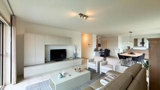 Te koop: instapklaar appartement met groot terras en groen uitzicht in Dilsen-Stokkem<br /><br />Adres: Rijksweg 731/4, 3650 Dilsen-Stokkem<br /><br />Dit instapklare appartement bevindt zich op de eerste verdieping van een verzorgd appartementencomplex en beschikt over een bewoonbare oppervlakte van ca. 120 m². Het appartement combineert een mooie afwerking met een praktische indeling en een aangenaam terras. Het uitzicht over het omliggende groen vormt hierbij de grootste troef.<br /><br />Ook de ligging is een pluspunt. Scholen, winkels en andere dagelijkse voorzieningen bevinden zich op korte afstand. Daarnaast is er een vlotte verbinding richting de Nederlandse grens.<br /><br />Indeling<br /><br />Het appartement is bereikbaar via de lift of de gemeenschappelijke trap.<br /><br />Via de inkomhal komt u het appartement binnen. Hier bevindt zich een apart toilet. Vanuit de inkomhal heeft u verder toegang tot de verschillende ruimtes van het appartement.<br /><br />De ruime, open leefruimte geniet dankzij de vele ramen van veel natuurlijke lichtinval en sluit mooi aan op de open keuken. Aansluitend aan de keuken bevindt zich een praktische bergruimte.<br /><br />Vanuit de leefruimte heeft u toegang tot het terras. Hier kunt u in alle rust genieten van het weidse uitzicht over het omliggende groen, wat zorgt voor een aangename en rustige omgeving.<br /><br />Verder zijn vanuit de inkomhal de twee slaapkamers en de vernieuwde badkamer bereikbaar. De badkamer is voorzien van een bad, douche, toilet en lavabo. Beide slaapkamers hebben eveneens een mooi uitzicht en één van de slaapkamers biedt via een schuifraam rechtstreeks toegang tot het terras.<br /><br />In de kelder beschikt het appartement over een parkeerplaats, waar naast een wagen ook plaats is voor extra bergruimte. Daarnaast is er een aparte kelderberging inbegrepen.<br /><br />Aan de voorzijde van het gebouw is eveneens parkeergelegenheid aanwezig. Hierdoor is er ook voor bezoekers of een tweede wagen voldoende plaats.<br /><br />Het appartement beschikt over een EPC-label B en de elektrische installatie is conform.<br /><br />Vraagprijs: € 329.000,00<br /><br />Interesse in dit instapklare appartement met een mooi terras en een bijzonder uitzicht? Contacteer ons voor meer informatie of om een bezichtiging in te plannen.