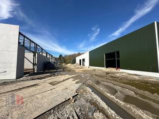 Nieuwbouw KMO-unit van 360 m² met 150 m² casco kantoorruimte en 5 privatieve parkeerplaatsen te koop.De loods met kantoor maakt deel uit van...