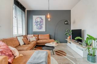 Deze aangename gezinswoning is gelegen in een rustige, doodlopende straat aan de ingang van een prachtig en rustig stukje natuurgebied in Heist. Een bijzonder aangename ligging voor wie centraal wil wonen, maar tegelijk volop wil genieten van rust, groen en ruimte. De woning werd gebouwd in 2003 en biedt dankzij de grote raampartijen en de vele lichtinval een bijzonder aangename en open woonbeleving. De leefruimte staat in directe verbinding met het terras en de gezellige tuin, waardoor binnen en buiten mooi in elkaar overvloeien.<br /><br />Een absolute troef is de uitstekende ligging. Via het natuurgebied wandelt U op ongeveer 10 minuten tot aan de zeedijk van Heist. Winkels, voorzieningen en het centrum bevinden zich eveneens op korte afstand. Bovendien is er in de directe omgeving voldoende parkeergelegenheid.<br /><br />Op het vlak van energie en comfort scoort de woning eveneens goed. De elektrische installatie is conform en de woning beschikt over een EPC-label B, met een score die slechts vier punten verwijderd is van een label A. Daarnaast zijn er een tiental zonnepanelen aanwezig, wat zorgt voor een bijkomende troef op het vlak van energiezuinig wonen.<br /><br />De woning beschikt over maar liefst vier slaapkamers en is hierdoor bijzonder geschikt als gezinswoning of als comfortabele uitvalsbasis aan de Belgische kust. De ruime garage biedt plaats aan maar liefst twee wagens en zorgt daarnaast voor de nodige bergruimte.<br /><br />Kortom, een bijzonder aangename woning op een rustige en groene locatie, waarbij U geniet van de combinatie van natuur, privacy en bereikbaarheid. De nabijheid van de zeedijk, de vier slaapkamers, de tuin, de zonnepanelen en vooral de ruime garage voor twee wagens maken dit een bijzonder interessant aanbod voor wie rustig wil wonen in Heist, zonder in te leveren op bereikbaarheid en nabijheid van de kust.<br /><br />Interesse? Neem contact op voor een bezoek ter plaatse.