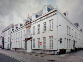 Dit appartement is gelegen op de 2e verdieping van een verzorgd en prima onderhouden historisch pand. Het ligt in het binnengebied van het...