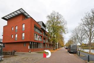 Dit stijlvol hoekappartement op de eerste verdieping biedt een uitzonderlijke woonbeleving dankzij de mooie lichtinval en het rustgevende uitzicht...