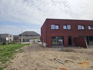 ***MOGELIJKHEID AAN 6% BTW*** PRACHTIGE STIJLVOLLE MODERNE HALFOPEN NIEUWBOUWWONING! . Deze woning is in afwerkingsfase te Evergem-Belzele, scholen en winkels in nabijheid. Woning bestaande uit: Inkomhal/traphal, gastentoilet met handwassertje, lichtrijke woonkamer/salon met schuifraam naar tuin, uitgeruste maatkeuken met waseiland en achterdeur naar tuin/terras, berging/wasplaats, garage, nachthal, 3 slaapkamers (12,6 - 12,8 - 18,8m2) waarvan 1 met dressingruimte, badkamer (ligbad, douche, dubbel lavabomeubel, spiegelkast), afzonderlijk toilet, berging/technische ruimte. Verwarming via warmtepomp met vloerverwarming, zonnepanelen, ventilatiesysteem type D. Vermelde prijs is excl. registratie op grond, btw op constructie, akte -en notariskosten. VOORZIENE AFWERKING EIND OKTOBER 2026. Voor meer info bel 0473 71 71 70 of mail info@immo-x.be, we maken graag tijd voor u op kantoor om het project toe te lichten.