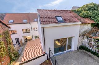 **Investeren nabij Gasthuisberg**Op een steenworp van het centrum van Leuven kan je dit opbrengstpand met 5 vernieuwde studio's terugvinden. We...