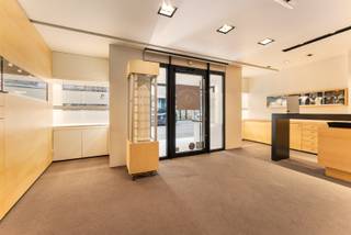 Dit centraal gelegen handelspand in DE winkelstraat van Veurne heeft tal van mogelijkheden. De handelsruimte is ingericht als juwelierszaak, maar...