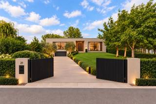 <p><span>RUIME OPEN BEBOUWING OP EEN PERCEEL VAN 2.810 M² VEEL POTENTIEEL EN PRACHTIGE TUIN</span></p><p><span> </span></p><p><span>Op zoek naar een open bebouwing met een uitzonderlijk groot perceel en tal van mogelijkheden? Deze goed onderhouden open bebouwing uit de jaren 70 is gelegen op een perceel van maar liefst </span><span>2.813 m²</span><span> en beschikt over een </span><span>totale bruikbare oppervlakte van ca. 362 m²</span><span>.</span></p><p><span>De woning biedt vandaag al heel wat ruimte, maar dankzij de ruime oppervlaktes en praktische indeling zijn er bovendien verschillende mogelijkheden om de woning naar eigen smaak te renoveren en te moderniseren.</span></p><p><span> </span></p><p><span>Indeling:</span></p><p><span>Via de ruime inkomhal komt u binnen in de woning. Aansluitend bevindt zich een </span><span>bureel- of praktijkruimte</span><span>, ideaal voor wie wonen en werken wil combineren.</span></p><p><span>De ruime leef- en woonruimte van ca. </span><span>40 m²</span><span> geniet dankzij de grote raampartijen van een aangenaam zicht op de </span><span>prachtige, ruime achtertuin</span><span>. Aansluitend bevindt zich de keuken, die rechtstreeks toegang geeft tot de nachthal.</span></p><p><span> </span></p><p><span>Op de eerste woonlaag bevinden zich verder 3 slaapkamers, badkamer, apart toilet, ruime berging, met mogelijkheid om deze om te vormen tot een </span><span>4de slaapkamer</span><span>, of hobbyruimte.</span></p><p><span>Vanuit de berging is er een vaste betonnen trap naar de </span><span>volledig onderkelderde woning</span><span>. Hier bevinden zich onder meer een ruime garage en verschillende kelder- en bergruimtes. Dankzij de omvang van de kelderverdieping is er bijzonder veel plaats voor stockage, hobby's, fietsen, materiaal en voertuigen.</span></p><p><span> </span></p><p><span>BUITENRUIMTE</span></p><p><span>De woning is gelegen op een bijzonder ruim perceel van </span><span>2.813 m²</span><span> en beschikt over een </span><span>zeer ruime oprit met voldoende parkeermogelijkheden</span><span>.</span></p><p><span>De enorme straatbreedte en de omvang van het perceel zorgen bovendien voor een gevoel van ruimte en bieden tal van mogelijkheden.</span></p><p><span> </span></p><p><span>TROEVEN:</span></p><ul><li><span>Volledig onderkelderd met hoge plafond hoogte</span></li><li><span>Uitzonderlijke straatbreedte van ca. 37,50m</span></li><li><span> Tal van renovatie- en inrichtingsmogelijkheden</span></li><li><span>Gunstige ligging nabij scholen, supermarkten, openbaar vervoer en fiets- en wandelroutes</span></li></ul><p><span> </span></p><p><span>RENOVATIEPOTENTIEEL</span></p><p><span>De woning biedt een uitstekende basis voor wie op zoek is naar een ruime woonst die volledig naar eigen smaak kan worden gemoderniseerd.</span></p><p><span>Om u alvast een beeld te geven van de mogelijkheden, werden </span><span>AI-visualisaties/renders</span><span> toegevoegd die tonen hoe de woning er na een hedendaagse renovatie zou kunnen uitzien. Deze beelden zijn louter illustratief.</span></p><p><span> </span></p><p><span>Interesse in deze ruime woning met uitzonderlijk veel potentieel en een prachtig perceel? Contacteer Immo Twins voor meer informatie of plan vandaag nog uw bezoek.</span></p><p><span>T. 052 55 55 55 - E. </span><span><span>info@immotwins.be</span></span><span> </span><span>- W. </span><span><span>www.immotwins.be</span></span></p><p><span><br /> </span></p>