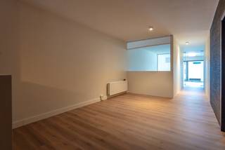 Dit mooie, gebruiksklare pand is als volgt ingedeeld,
Aan de straatkant één grote open ruimte met aparte ingerichte keuken en toilet.
In het midden links een afgesloten ruimte (bureau/vergaderzaal), rechts een wachtruimte/bureau en 2de toilet.
Deze wanden kunnen eventueel terug weggehaald worden.
Achteraan een grote ruimte afgemaakt met glazen wanden en deur.
In deze achterste ruimte een deur met toegang tot een kleine tuin.
