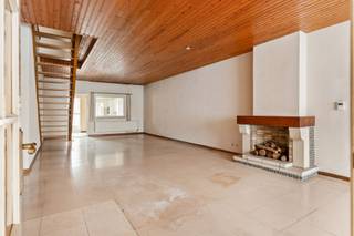 <p><span>Deze verrassend ruime woning is gelegen in het centrum van Duffel, op wandelafstand van winkels, scholen en openbaar vervoer. Dankzij een </span><span>EPC-score D</span><span> is er </span><span>geen renovatieverplichting</span><span>, al kan de woning mits opfrissing volledig naar hedendaagse normen worden gebracht.</span></p><p><span>De woning beschikt over een </span><span>gunstige en logische indeling</span><span>. We betreden de woning via de inkomhal die toegang geeft tot de uitzonderlijk ruime </span><span>woonkamer </span><span>van maar liefst</span><span> 60 m²</span><span>. Aansluitend vinden we de keuken met daarachter een praktische berging en een afzonderlijk gastentoilet. Vanuit de leefruimte is er toegang tot een </span><span>gezellige stadstuin</span><span>, een absolute meerwaarde in het centrum.</span></p><p><span>Op de </span><span>eerste verdieping</span><span> bevindt zich een zeer ruime slaapkamer van </span><span>27 m²</span><span>. Vanuit deze kamer is er toegang tot een extra ruimte die vermoedelijk vroeger als badkamer werd gebruikt en perfect opnieuw zo kan worden ingericht. Verder vinden we op deze verdieping nog een </span><span>volwaardige badkamer</span><span> met dubbele lavabo, bad en toilet, evenals een </span><span>tweede slaapkamer van 17,5 m²</span><span>.</span></p><p><span>Via een </span><span>vaste trap</span><span> bereiken we de </span><span>zolderverdieping</span><span>, waar voldoende ruimte aanwezig is om nog twee extra slaapkamers te creëren, waardoor de woning in totaal tot </span><span>vier slaapkamers</span><span> kan tellen.</span></p><p><span>Parkeren vormt geen probleem: er is de mogelijkheid om een </span><span>garage te huren </span><span>op het nabijgelegen Louis Selsplein.</span></p><p><span>Een woning met veel volume, potentieel en een uiterst centrale ligging, ideaal voor wie ruimte zoekt in het hart van Duffel.</span></p><p><span> </span></p><p><span>Contacteer ons voor meer informatie of een bezoek ter plaatse via info@vastgoedplus.be of 015/200 999.</span></p>