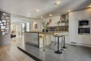 Situé au centre de Molenbeek-Saint-Jean, à la Rue des Carpes 49, magnifique loft à vendre de ± 200 m² au troisième étage d'une ancienne brasserie.L'appartement comprend :- hall d'entrée avec vestiaire et rangement,- salon très spacieux, - cuisine ouverte entièrement équipée,- une chambre à coucher avec coin dressing,- un espace de bureau,- terrasse de ± 3 m²,Autres caractéristiques :- faibles charges dans l'immeuble - pas de syndic,- PEB : C-, 149 kWh/ (m²/an),- électricité conforme,- officiellement "lot modulable".