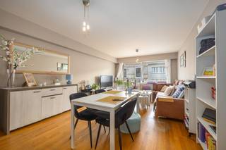 Dit verzorgde appartement, gelegen op de tweede verdieping, biedt een aangename combinatie van comfort, rust en een uitstekende ligging. Dankzij de praktische indeling en de aantrekkelijke locatie vormt dit pand een interessante opportuniteit voor zowel investeerders als wie op zoek is naar een kwalitatieve woonst. De aangename leefruimte geeft rechtstreeks toegang tot een gezellig terras aan de voorzijde, de ideale plek om te ontspannen en te genieten. De keuken is uitgerust met alles wat nodig is om comfortabel te koken. Achteraan bevinden zich twee rustig gelegen slaapkamers, ideaal om in alle privacy tot rust te komen. Eén van de slaapkamers biedt bovendien toegang tot een eigen terras, een mooie extra troef. Verder beschikt het appartement over een ruime berging met voldoende plaats voor een wasmachine en extra opbergruimte. Ook de ligging is een absolute meerwaarde: het strand, het zwembad, diverse winkels en andere voorzieningen bevinden zich op korte afstand. Bovendien geniet u van een vlotte aansluiting op de autostrade. Een extra troef voor investeerders: het appartement is momenteel verhuurd, waardoor u meteen geniet van huurinkomsten. In combinatie met de gunstige ligging, de praktische indeling en de twee terrassen maakt dit pand een bijzonder interessante investeringsopportuniteit. Een verzorgd en aantrekkelijk appartement op een uitstekende locatie, met tal van troeven én bestaande huurinkomsten. Zeker een bezoek waard!