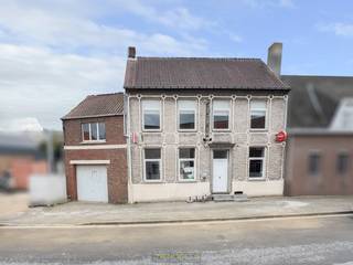 !Deze eigendom is ook vergund voor het verbouwen naar een handelspand met 2 appartementen!Dit VEELZIJDIGE PAND, gelegen te Zottegem, biedt ZOWEL...