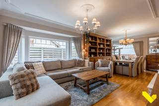 <p>Charmante en gerenoveerde woning!<br /><br />Deze gezellige gezinswoning is rustig gelegen op wandel- en fietsafstand van winkels, scholen, openbaar vervoer enz. De renovatie dateert van de afgelopen 10 jaar met dit mooie resultaat tot gevolg.<br /><br />Op het gelijkvloers kom je binnen via een verzorgde inkomhal. De lichtrijke woonkamer biedt een gezellige leefruimte en aansluitend vinden we de keuken met een ruime eethoek. Achteraan treffen we de wasplaats/berging en een apart gastentoilet.<br /><br />De eerste verdieping telt drie mooie slaapkamers en een badkamer met ligbad/douche combinatie, badmeubel en toilet.<br />De zolder is toegankelijk via een luik. Hier werd gekozen om de vloerplaat reeds te voorzien van 20 cm isolatie.<br />In de kelder is het handig om allerhande zaken te kunnen stockeren.<br /><br />Buiten geniet je van een aangename en gezellige tuin waar je tot rust komt na een drukke dag. De tuinberging biedt plaats voor de fietsen, vuilbakken en extra opbergruimte.<br /><br />Troeven:<br />- geen renovatieplicht, Elektrische keuring conform<br />- nieuw dak (2023), pvc ramen, cv ketel, badkamer,...<br /><br />Lijkt deze instapklare woning iets voor u? Maak dan uw afspraak via info@immovl.be of 014 58 02 08.</p>