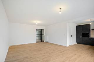 Op een uitstekende locatie te Duffel bevindt zich dit instapklaar appartement met zonnig terras. U geniet hier van een uitstekende bereikbaarheid, toch op wandelafstand van winkels, scholen en het openbaar vervoer.<br /><br />We betreden het appartement op de eerste verdieping via de inkomhal met apart gastentoilet. De lichtrijke leefruimte kan u inrichten met een gezellige zithoek en eetplaats. De open keuken is mooi geïntegreerd in het geheel en is voorzien van kwalitatieve toestellen. Via de nachthal hebt u toegang tot de drie slaapkamers en een prachtige afgewerkte badkamer met lavabo en douche. Ook is er een ruime bergplaats voorzien. Op het zuid-georiënteerd terras kan u steeds in alle rust genieten van het mooie weer. De bijkomende gemeenschappelijke kosten bedragen €30/maand. <br /><br />Het appartement is beschikbaar vanaf 1/11/2026.<br /><br />U dient een bezoekaanvraag in te dienen via het zoekertje op onze website via de knop "vraag bezoek aan".<br /><br />Dit is een uitstekende opportuniteit als u op zoek bent naar een ruim appartement met 3 slaapkamers en een zuidgericht terras. Contacteer ons voor meer informatie of neem een kijkje op www.boonstravastgoed.be . <br /><br />Bijzonderheden:<br />- 3 slaapkamers<br />- Centrale ligging<br />- Zonnig terras