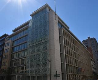 Immeuble de bureaux moderne situé entre la Rue Belliard et le Square de Meeûs. Facilement accessible en transports en commun et en voiture. Caractéristiques principales: Superficie totale de 8.592 m², 7 étages, 67 places de parking, 4 ascenseurs, certificat PEB: C, réception entre 8h et 18h, surveillance des parkings. Une opportunité idéale pour les entreprises à la recherche de bureaux de qualité dans le quartier européen.<br /><br />Parking intérieur : 1.800 Euro/place/an (Ratio: 1/266m²).<br />Archives disponibles.