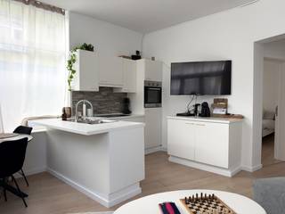 Dit <strong>gelijkvloers appartement</strong> bevindt zich op slechts 5 minuten fietsen van het historische stadscentrum, vlak bij de <strong>populaire en vernieuwende buurt Dok Noord</strong>.<br /><br />De aanwezigheid van <strong>tal van buurtwinkels</strong>, scholen, zorgvoorzieningen en andere faciliteiten, waaronder het <strong>AZ Sint-Lucas</strong>, in combinatie met de vlotte verbinding met het openbaar vervoer, vertaalt zich in een Mobiscore van 9,3/10.<br /><br />Via de privatieve inkomdeur komt u het appartement binnen. De indeling omvat een inkomhal, een open woonkamer met eetplaats en <strong>moderne keuken</strong>, <strong>twee slaapkamers</strong> en een badkamer die bereikbaar is via één van de slaapkamers.<br /><br />Het appartement kan <strong>volledig bemeubeld</strong> gehuurd worden.<br /><br />Huurprijs €1000/maand, onmiddellijk beschikbaar.<br /><br />Voor meer informatie of een bezoek ter plaatse kunt u contact opnemen met Theo via theo@convas.be.