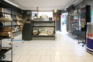 Ce local commercial unique au cœur de Blankenberge est parfaitement situé à un carrefour, à proximité du centre animé et de la digue. Grâce à son emplacement privilégié, ce bien bénéficie d'une grande visibilité et d'un trafic important, à la fois de touristes et de résidents locaux.<br /><br />L'espace commercial est aménagé comme suit : la partie vente se trouve à l'avant, à l'arrière se trouve un espace privé, idéal comme bureau. De plus, ce bien dispose d'un garage, ce qui est un ajout rare et précieux dans ce quartier animé. Enfin, la cuisine entièrement équipée, avec petite salle de bains et toilettes, est également accessible via le hall d'entrée.<br /><br />Grâce aux grandes fenêtres, il y a beaucoup de lumière à l'intérieur de l'espace commercial, ce qui crée une atmosphère accueillante.<br /><br />Que vous recherchiez un nouvel emplacement pour votre entreprise ou une opportunité d'investissement dans l'animée Blankenberge, ce bien commercial offre tout ce dont vous avez besoin pour réussir. Contactez-nous dès aujourd'hui pour plus d'informations ou pour organiser une visite.