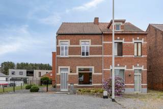 <p>[[ DIT PAND NEEMT DEEL AAN DE ERA OPEN HUIZEN DAG OP 13/6 VAN 14:30 TOT 15:30 ]]</p>

<p><strong>Te koop: Instapklare halfopen bebouwing in het centrum van Beringen</strong></p>

<p>Deze verzorgde halfopen woning uit 1983 is rustig gelegen, maar bevindt zich toch vlak bij scholen, winkels en het centrum van Beringen. De woning is instapklaar en biedt dankzij haar praktische indeling en ruime zolder heel wat mogelijkheden.</p>

<p><strong>GELIJKVLOERS:</strong></p>

<ul><li>Inkomhal</li><li>Lichtrijke leefruimte</li><li>Functionele keuken</li><li>Badkamer</li><li>Berging</li><li>Stookruimte</li></ul>

<p><strong>VERDIEPING:</strong></p>

<ul><li>Nachthal</li><li>3 slaapkamers</li></ul>

<p><strong>ZOLDERVERDIEPING:</strong></p>

<ul><li>Ruime zolder met uitbreidingsmogelijkheden</li></ul>

<p><strong>Troeven</strong></p>

<p><span>✔</span> Rustige en centrale ligging</p>

<p><span>✔</span> Instapklaar</p>

<p><span>✔</span> 3 slaapkamers</p>

<p><span>✔</span> Ruime zolder</p>

<p><span>✔</span> Veel potentieel</p>

<p>Interesse? Contacteer vandaag nog je ERA-makelaar voor een bezoek.</p>

<p><strong>JOUW DROOMHUIS. ZO GEVONDEN!</strong></p>