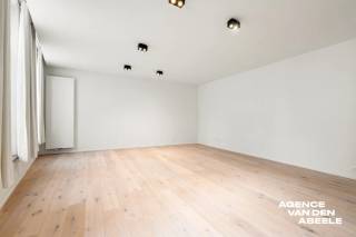 Dit prachtig appartement bevindt zich in het hart van Brugge, vlakbij de Kartuizerinnenkapel en op slechts 50 meter van de markt. Het gebouw dateert uit 2019 en combineert een moderne uitstraling met de charme van de binnenstad. Dankzij de uitstekende ligging geniet u hier van alle stedelijke voorzieningen binnen handbereik.<br /><br />Het appartement beschikt over twee ruime slaapkamers en een volledig afgewerkte badkamer met inloopdouche, dubbele lavabo en wc. De bewoonbare oppervlakte bedraagt 120 m², met een hoogwaardige afwerking en een exclusieve residentiële uitstraling, waaronder een stijlvolle parketvloer in de leefruimte. Hierdoor ontstaat een warme en uitnodigende sfeer, ideaal om tot rust te komen.<br /><br />Daarnaast behoort een ruime kelder tot het pand, wat extra opslagmogelijkheden biedt. <br />Dit appartement is een ideale combinatie van comfort, ruimte en locatie in het historische Brugge.<br /><br />* hoogstaande afwerking<br />* 50m van de markt<br />* totale oppervlakte 120 m2<br />* epc : Label B 132 kWh ( m2/ jaar ) 